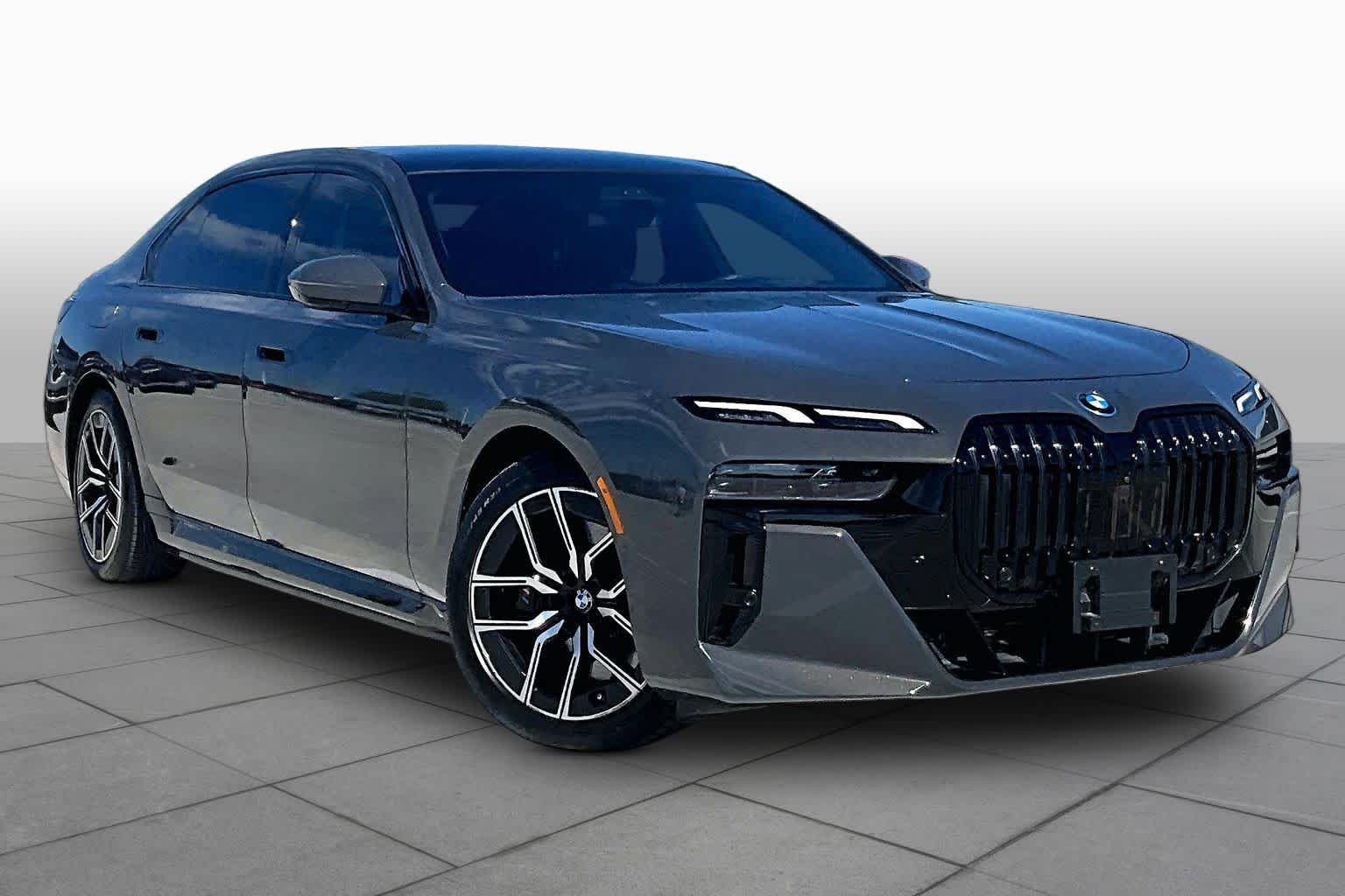 Used 2023 Individual Dravit Grey Metallic BMW xDrive60 image 2