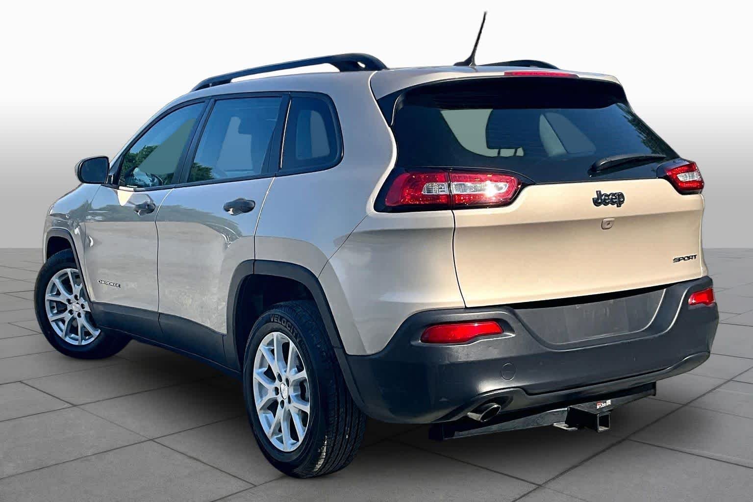 Used 2015 Cashmere Pearlcoat Jeep Sport image 12