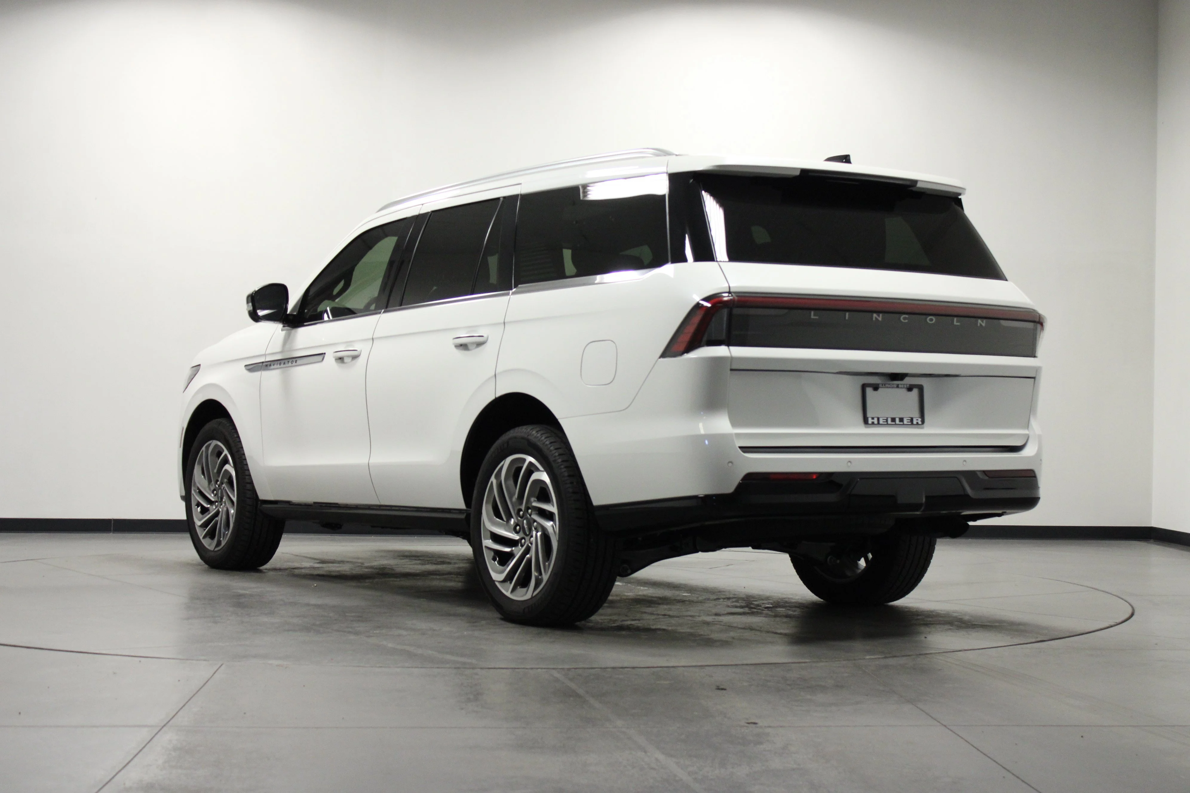 Used 2025 White Metallic Lincoln Reserve image 6