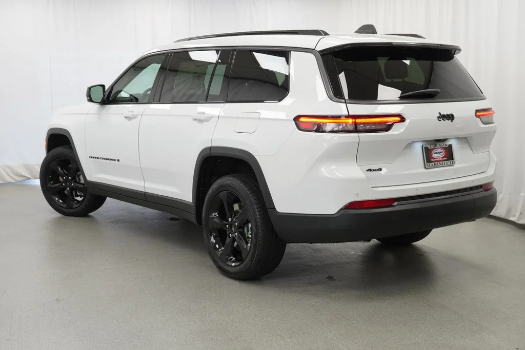 New 2026 Bright White Clear-Coat Exterior Paint Jeep Limited image 13