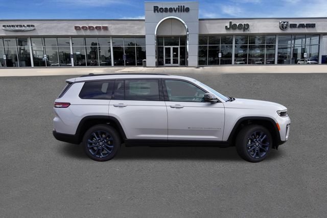 New 2026 Silver Zynith Exterior Paint Jeep Limited image 2