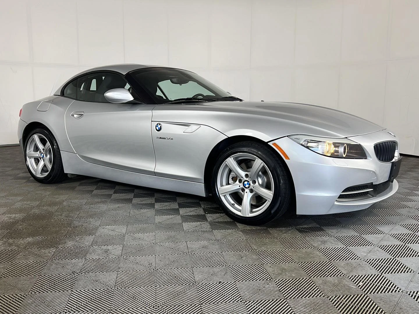 Used 2009 Titanium Silver Metallic BMW sDrive30i image 3