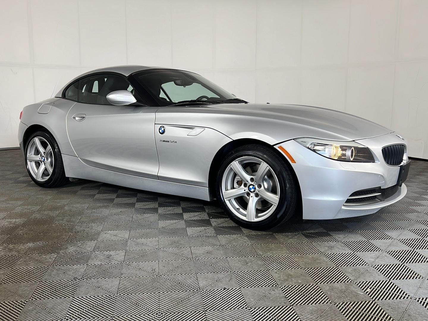 Used 2009 Titanium Silver Metallic BMW sDrive30i image 3
