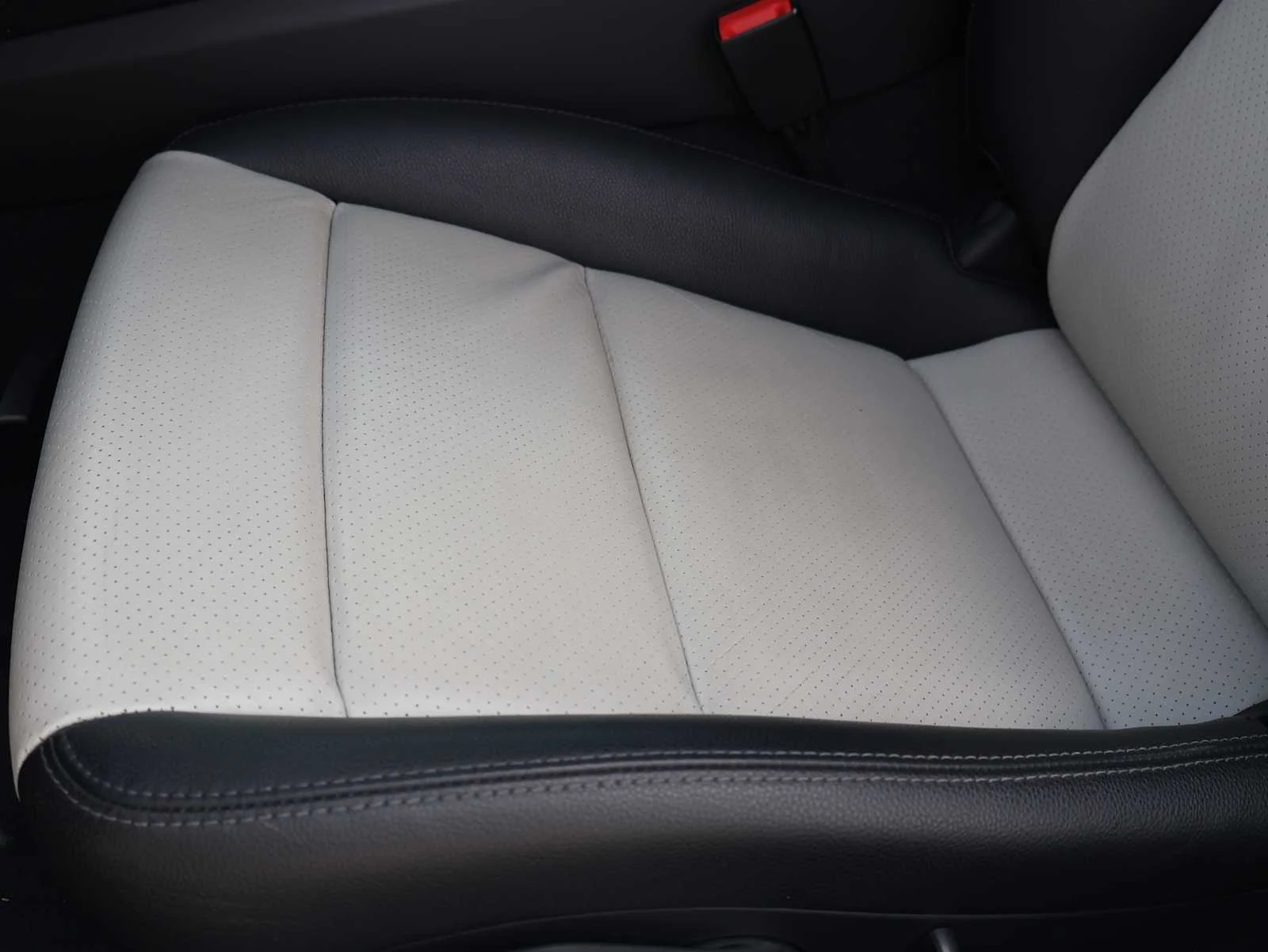 Used 2018 White Porsche  image 23