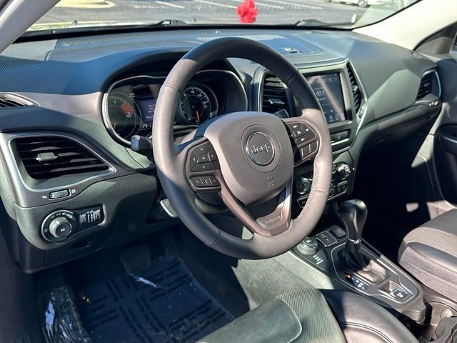 Used 2022 Gray Jeep Latitude Lux image 31
