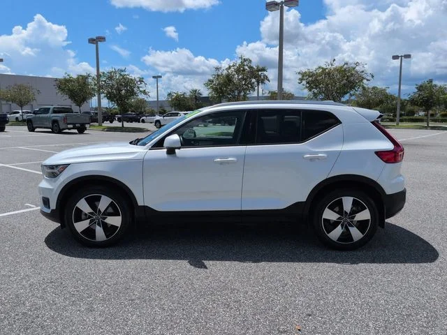 Used 2021 White Volvo Momentum image 7