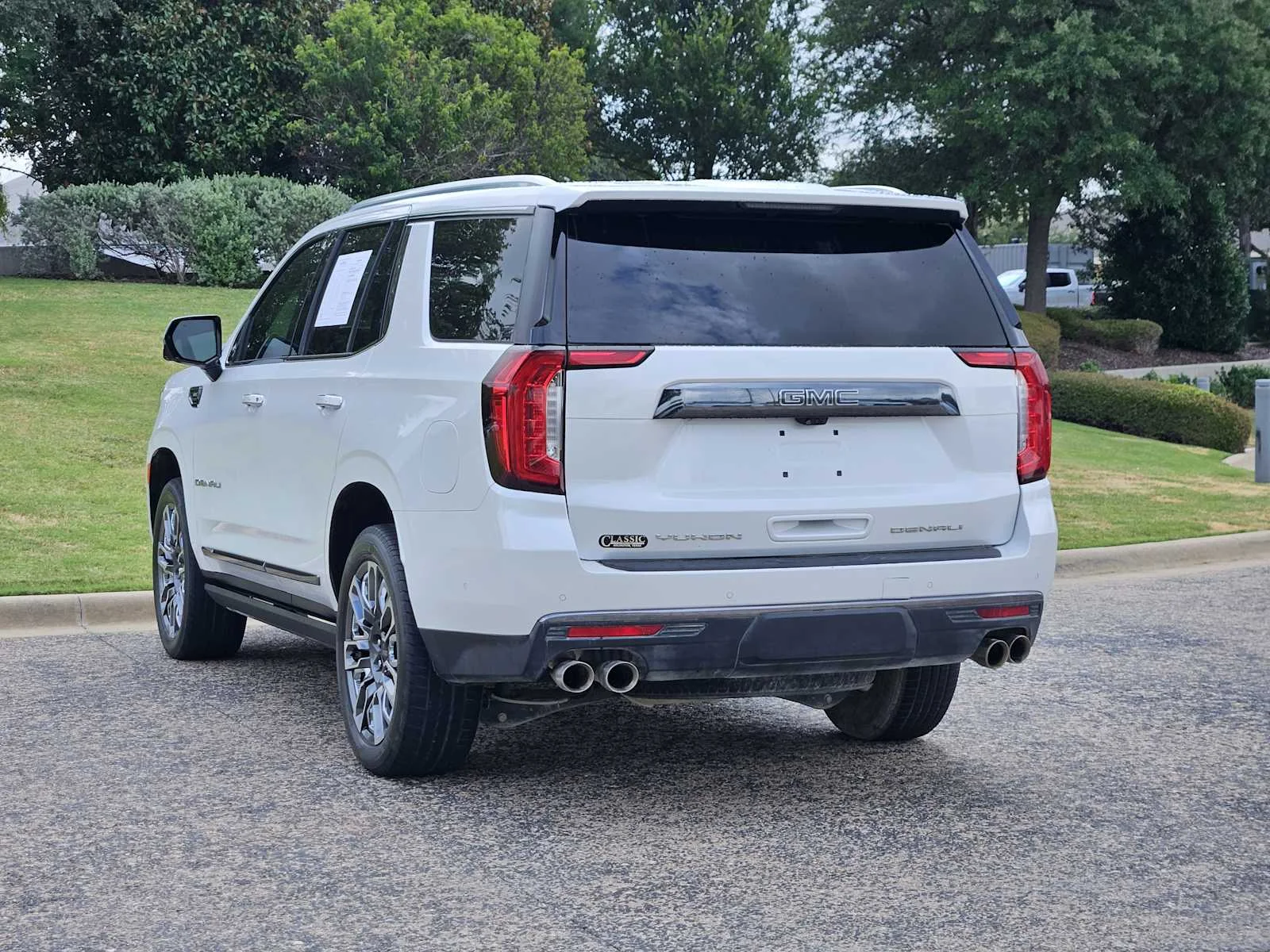 Used 2023 White Frost Tricoat GMC Denali Ultimate image 3