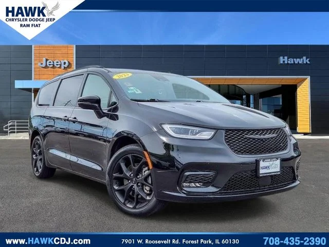 2023 Chrysler Pacifica Touring L AWD's photo