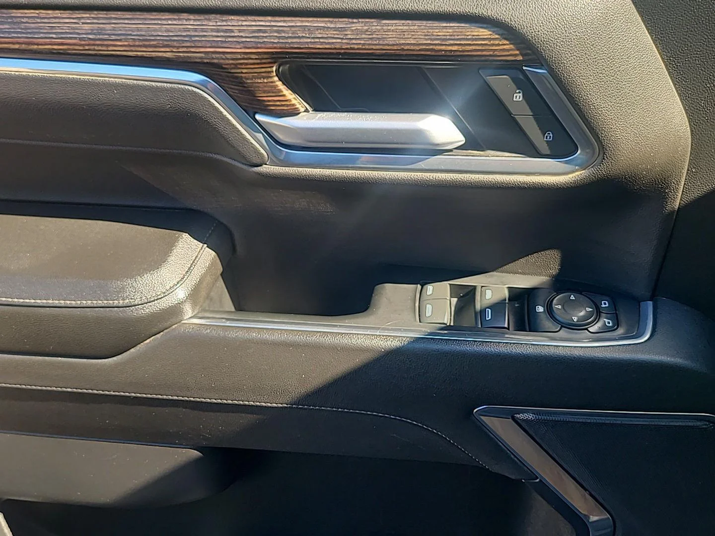 Used 2023 Titanium Rush Metallic GMC Elevation image 8