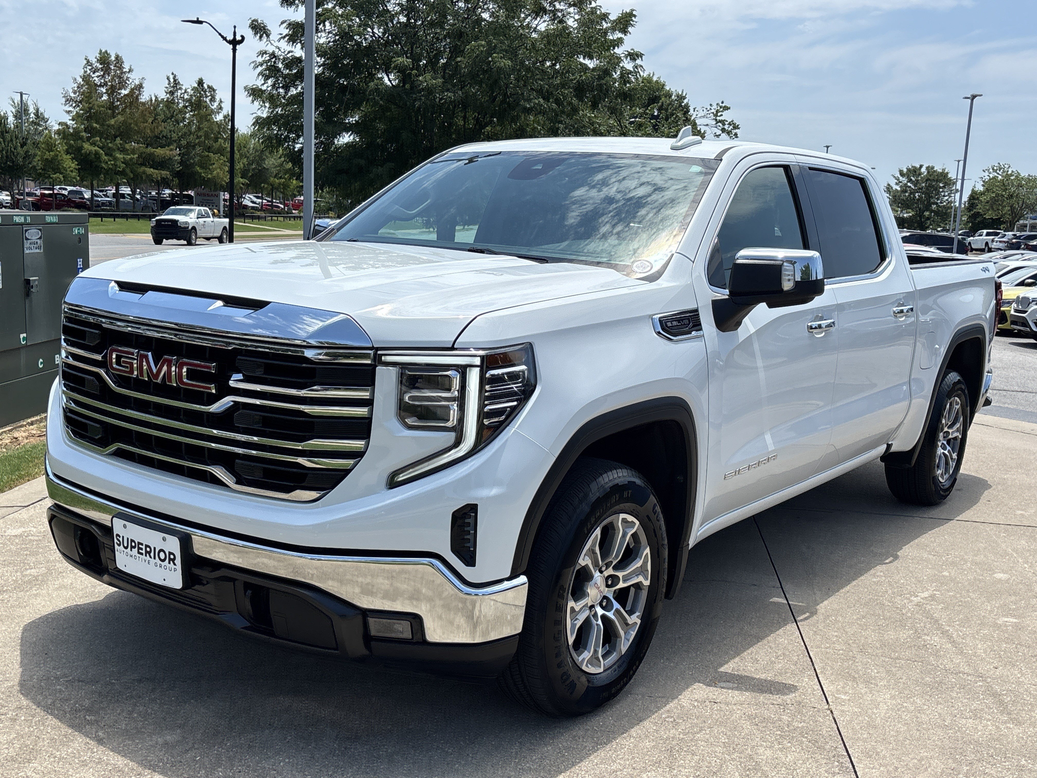 Used 2022 Summit White GMC SLT Crew Cab 4WD image 10