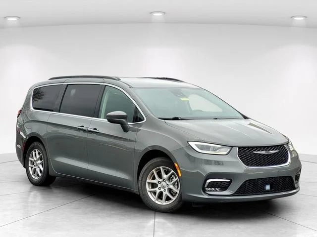 2022 Chrysler Pacifica Touring L's photo