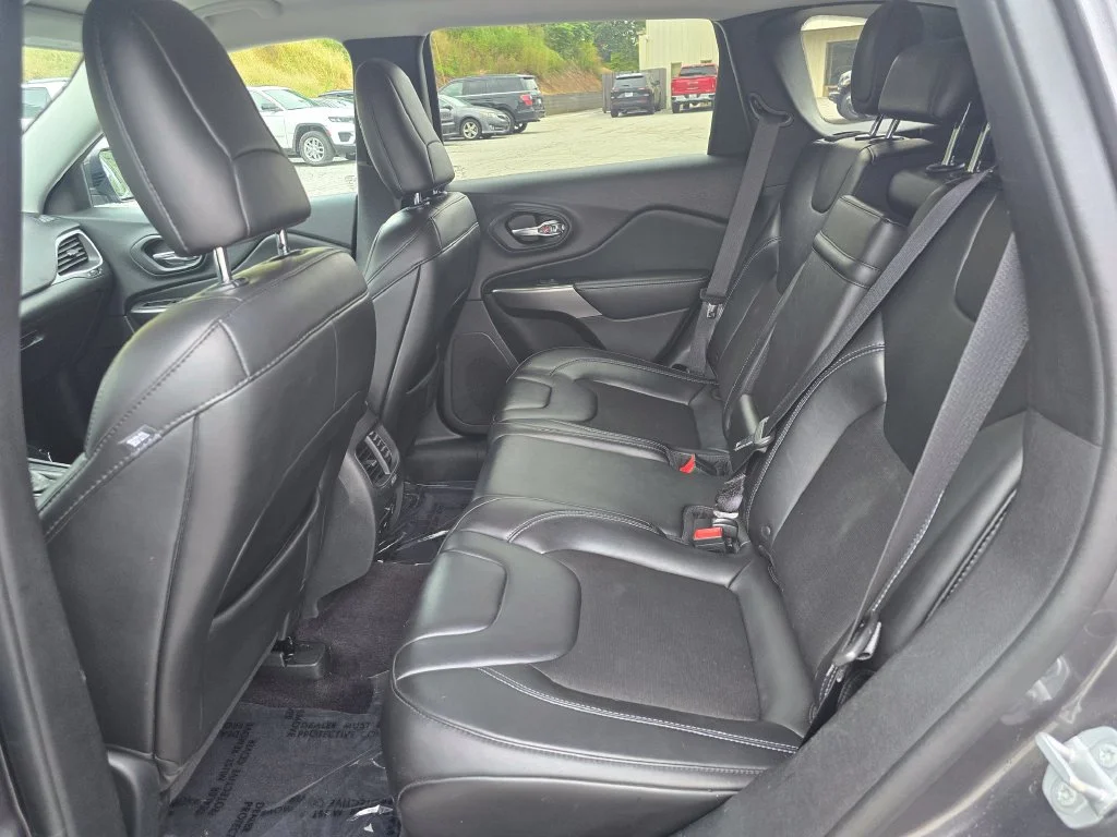 Used 2019 Gray Jeep Latitude Plus image 10