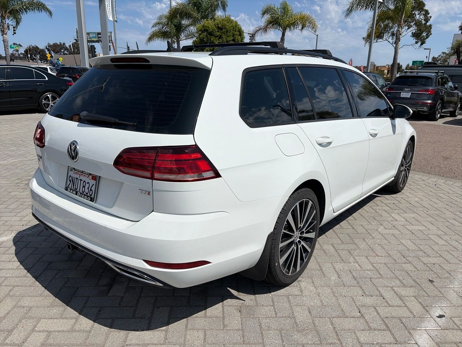 Used 2018 Pure White Volkswagen SE image 3