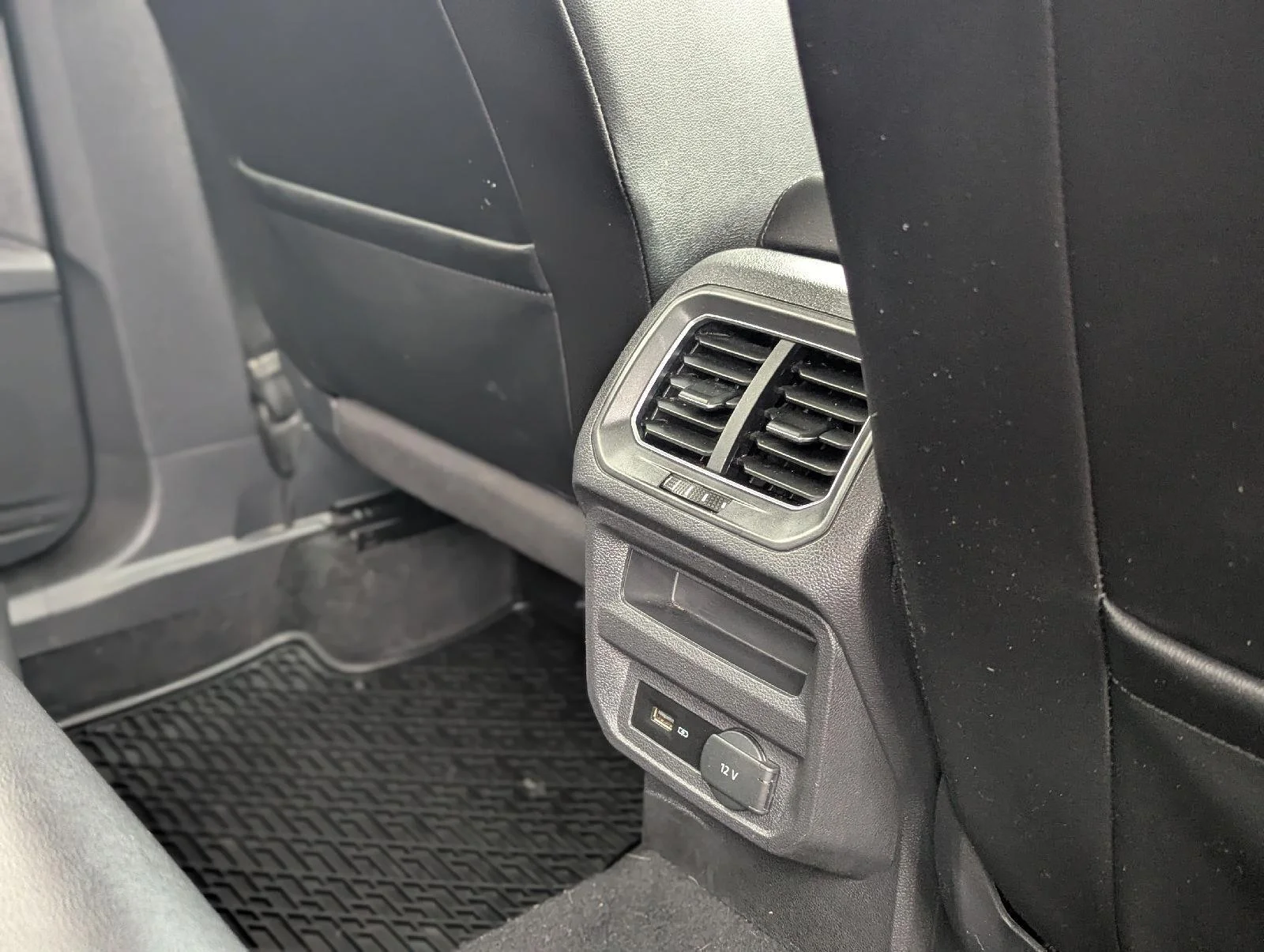 Used 2018 Platinum Gray Metallic Volkswagen SEL image 16