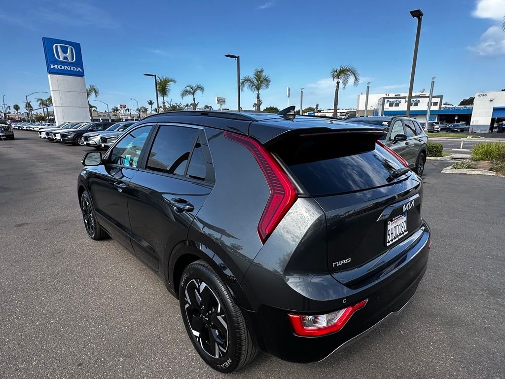 Used 2023 Gray Kia Wind image 6