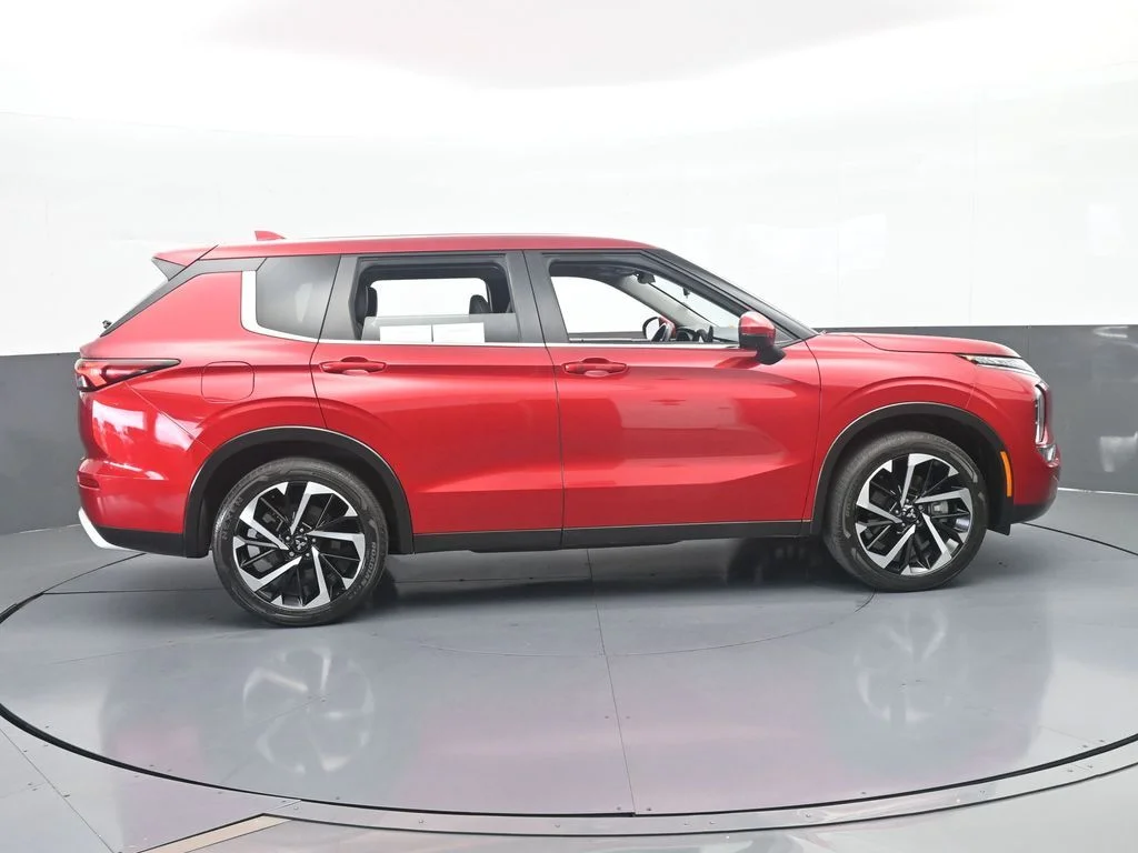 Used 2024 Red Mitsubishi SE Black Edition image 7