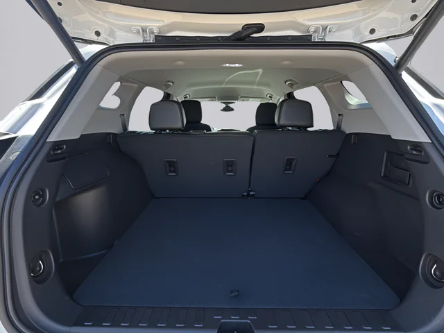 Used 2024 White GMC SLT image 23