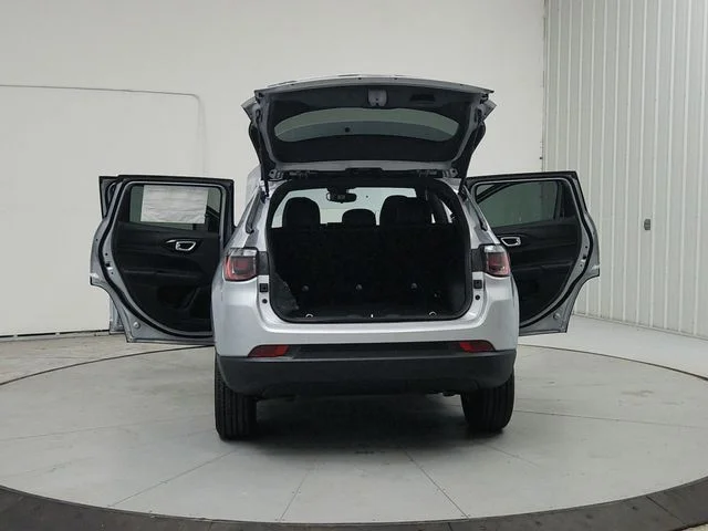New 2026 Silver Zynith Metallic Clearcoat Jeep Latitude image 15