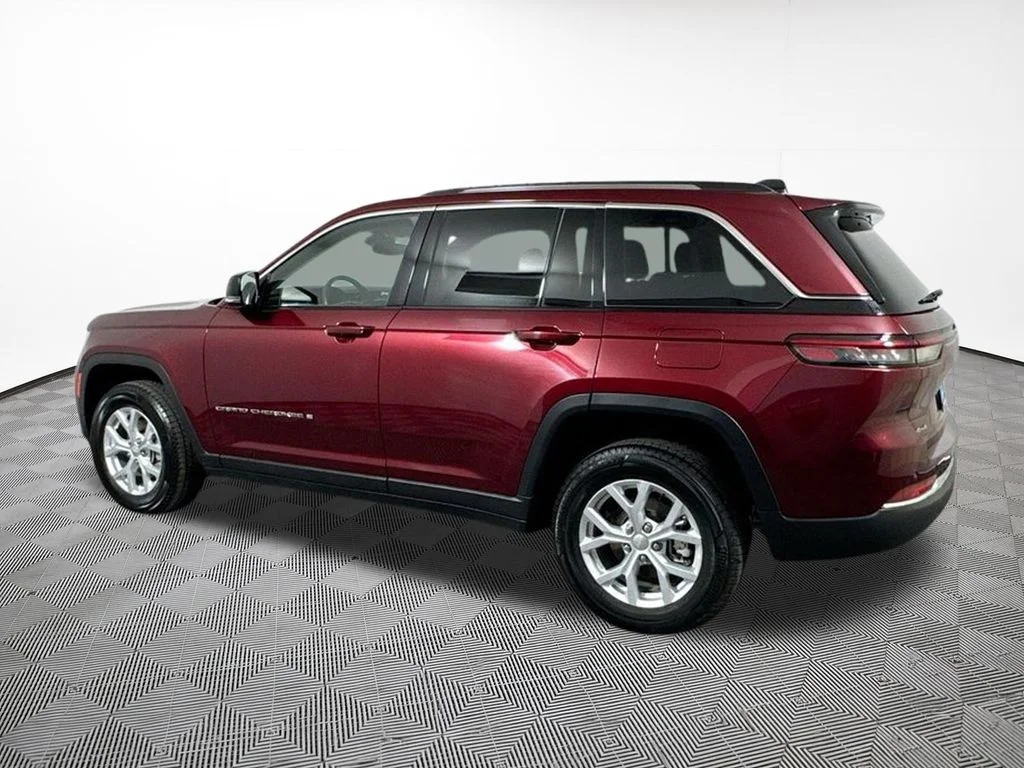 Used 2023 Velvet Jeep Limited image 13