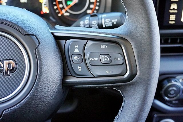 New 2026 Bright White Clear-Coat Exterior Paint Jeep Rubicon image 40