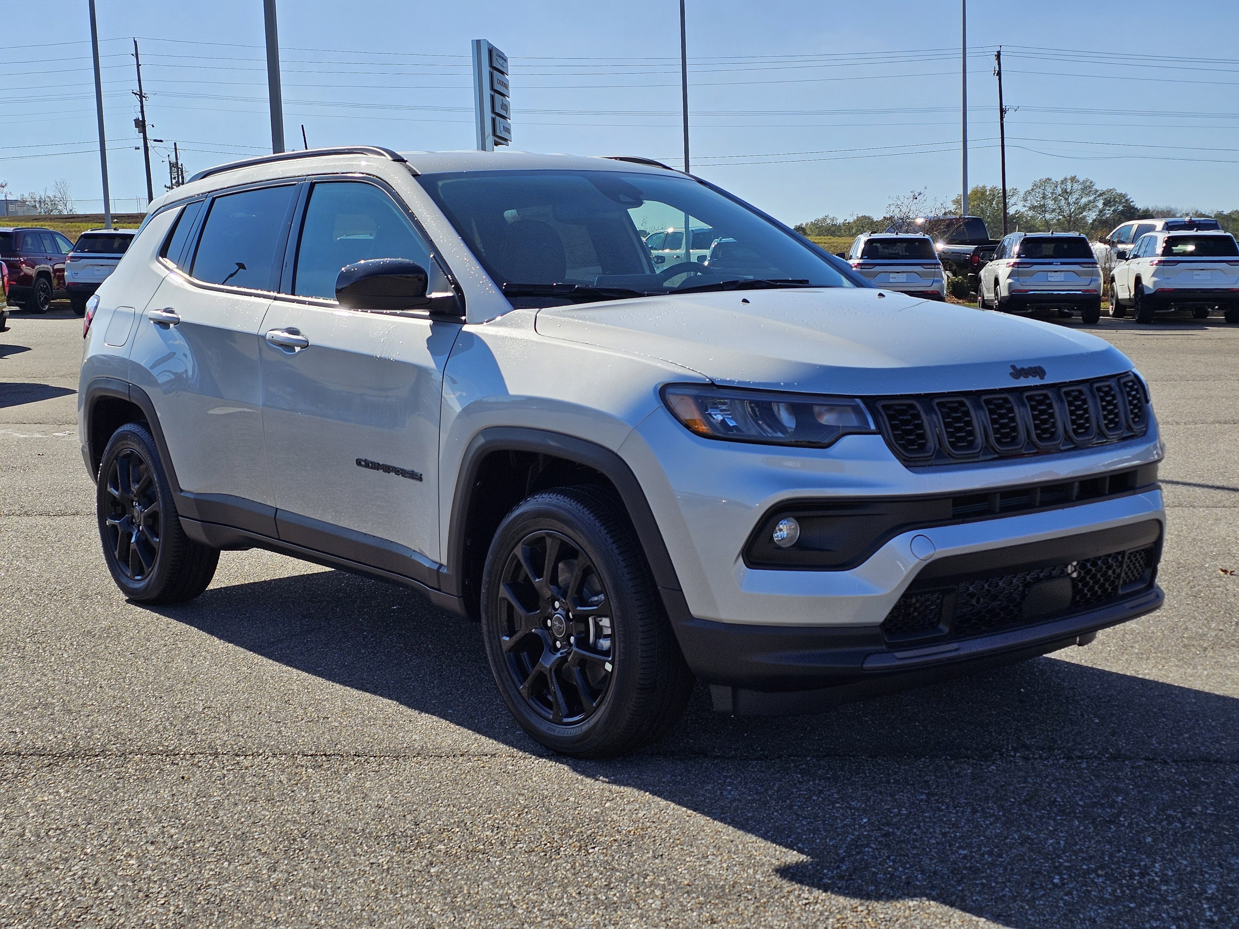 New 2026 Silver Zynith Metallic Clearcoat Jeep Latitude Altitude image 5