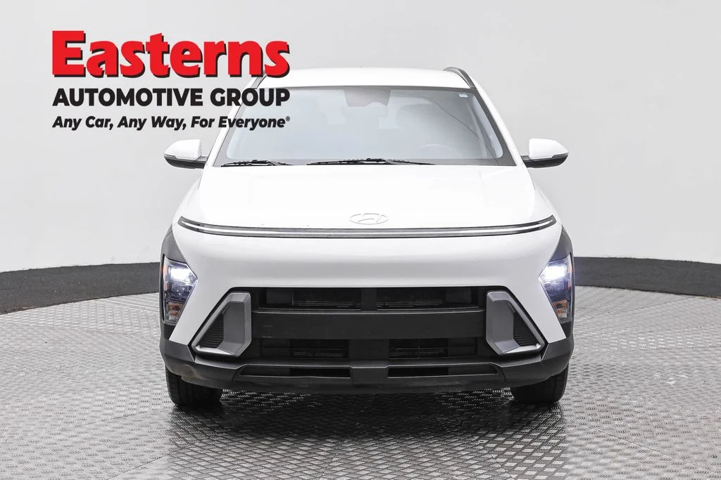 Used 2025 White Hyundai SEL image 2
