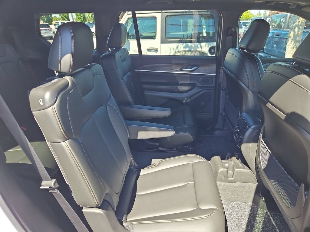 New 2026 Bright White Clear-Coat Exterior Paint Jeep Limited image 27