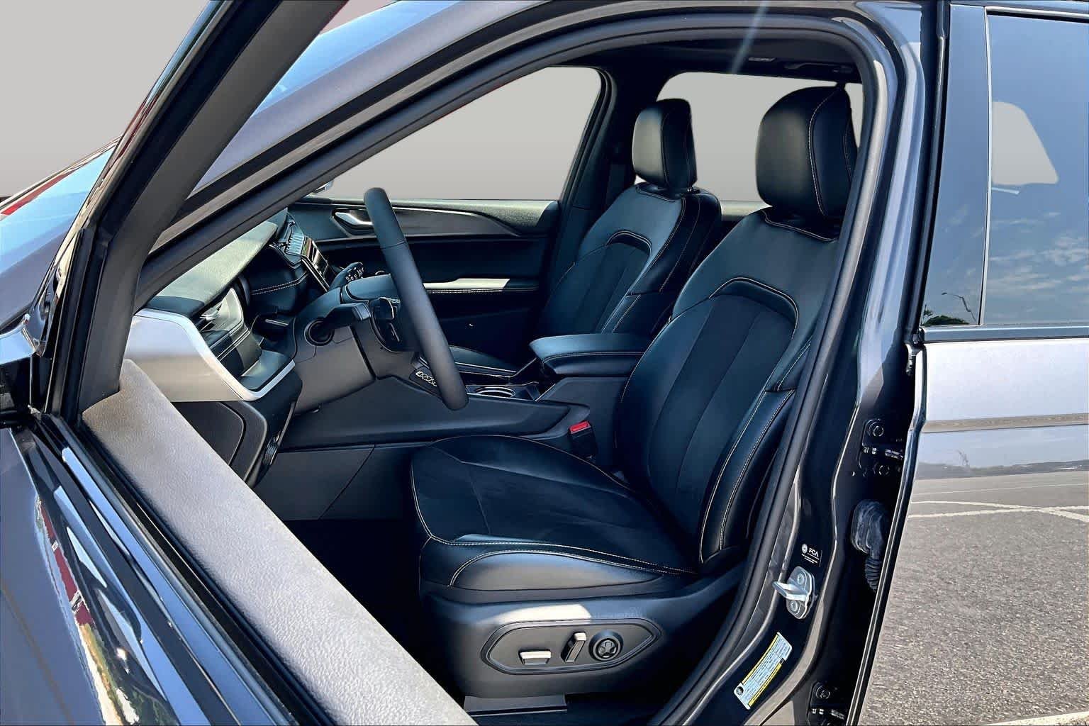 Used 2023 Baltic Gray Metallic Clearcoat Jeep Altitude image 8
