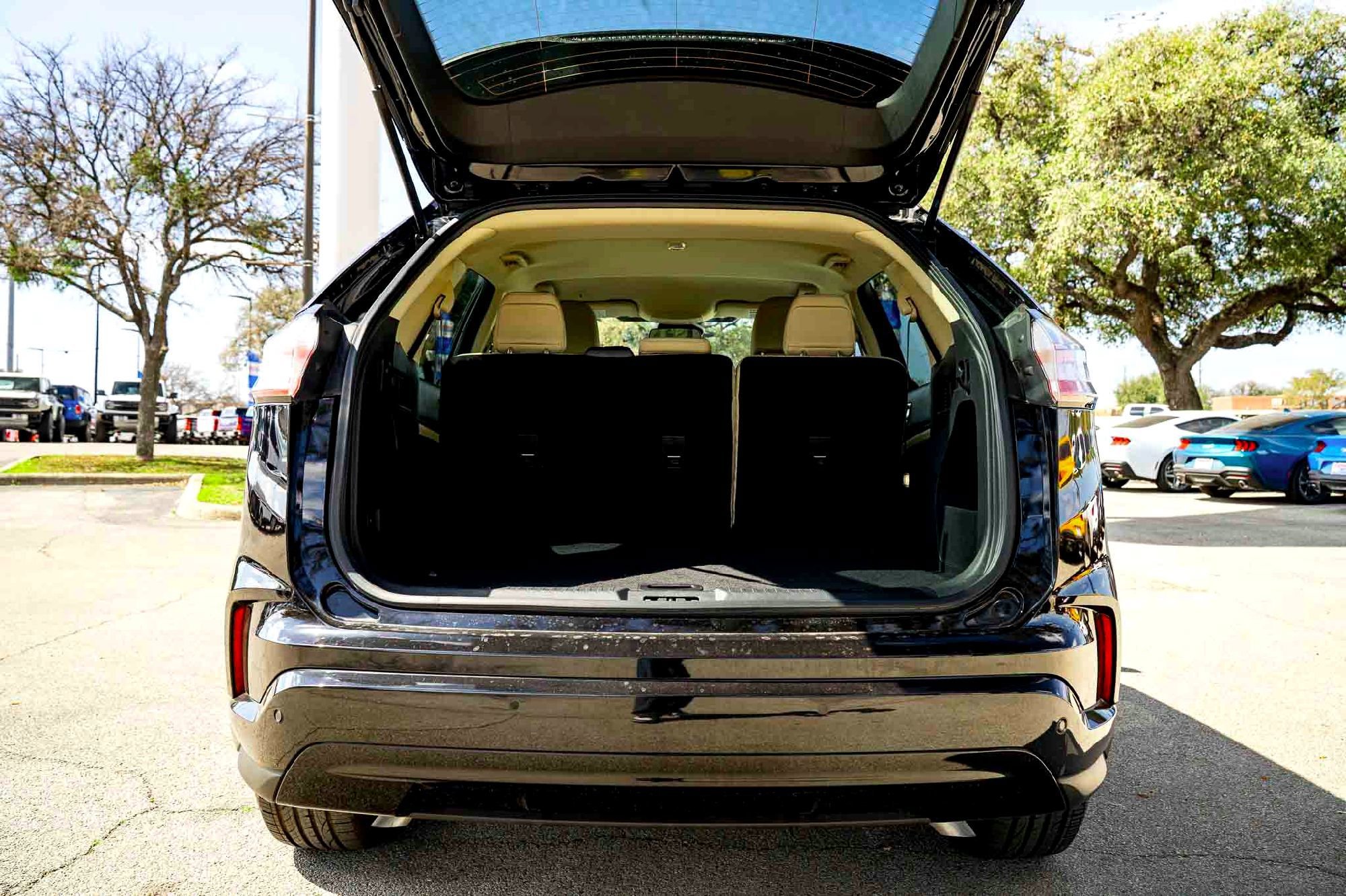 New 2024 Agate Black Metallic Ford SE image 7