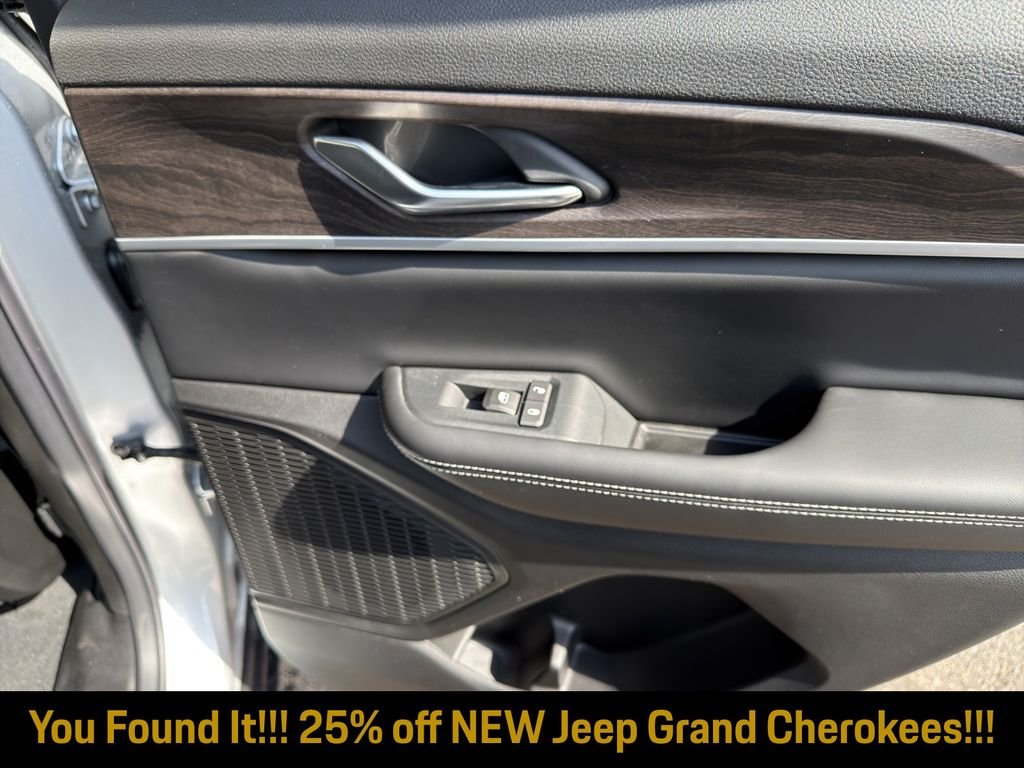 New 2026 Silver Zynith Exterior Paint Jeep Altitude image 28