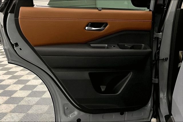 New 2026 Boulder Gray Pearl Nissan Platinum image 32