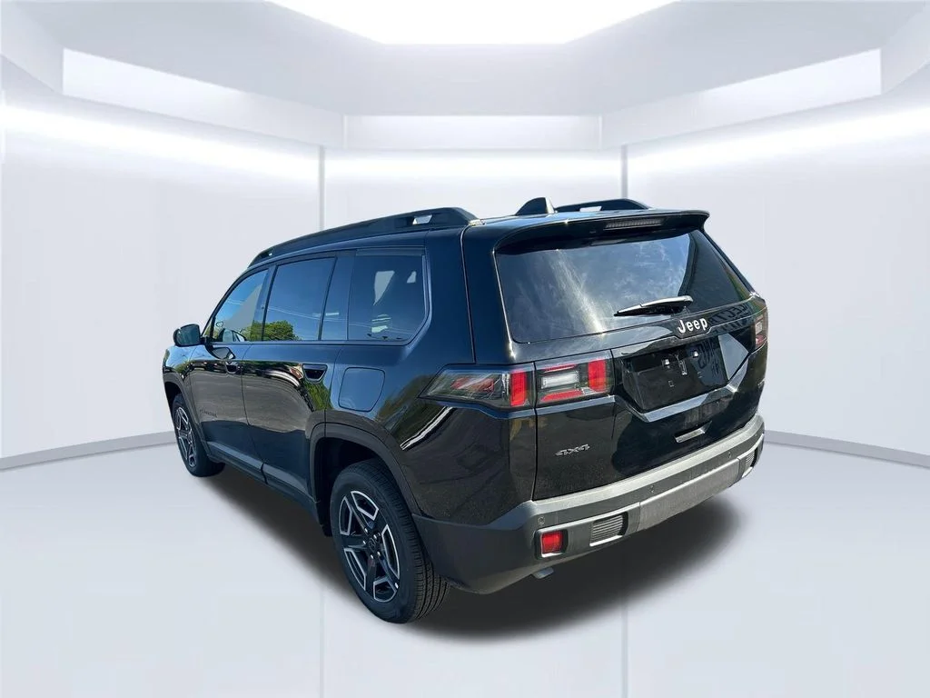 New 2026 Diamond Black Crystal Pearl-Coat Exterior Paint Jeep Limited image 3