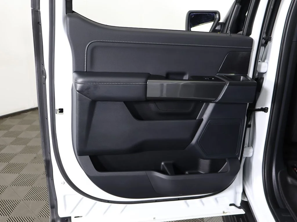 Used 2023 Oxford White Ford XLT image 25