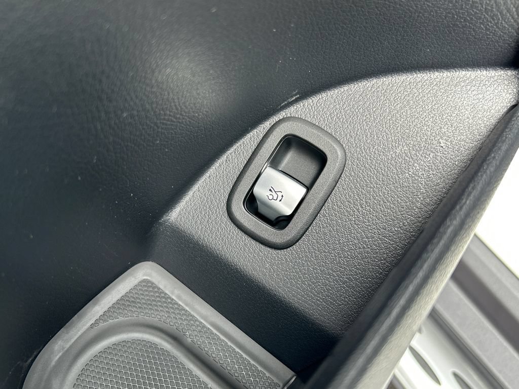 New 2026 Polar White Mercedes-Benz GLC 300 image 50