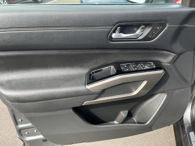 Used 2025 Gray Nissan Platinum image 13