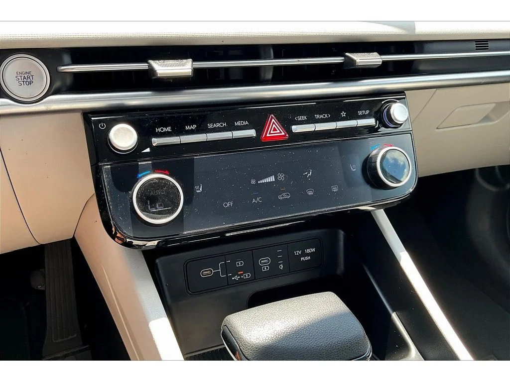 Used 2025  Hyundai SEL image 22