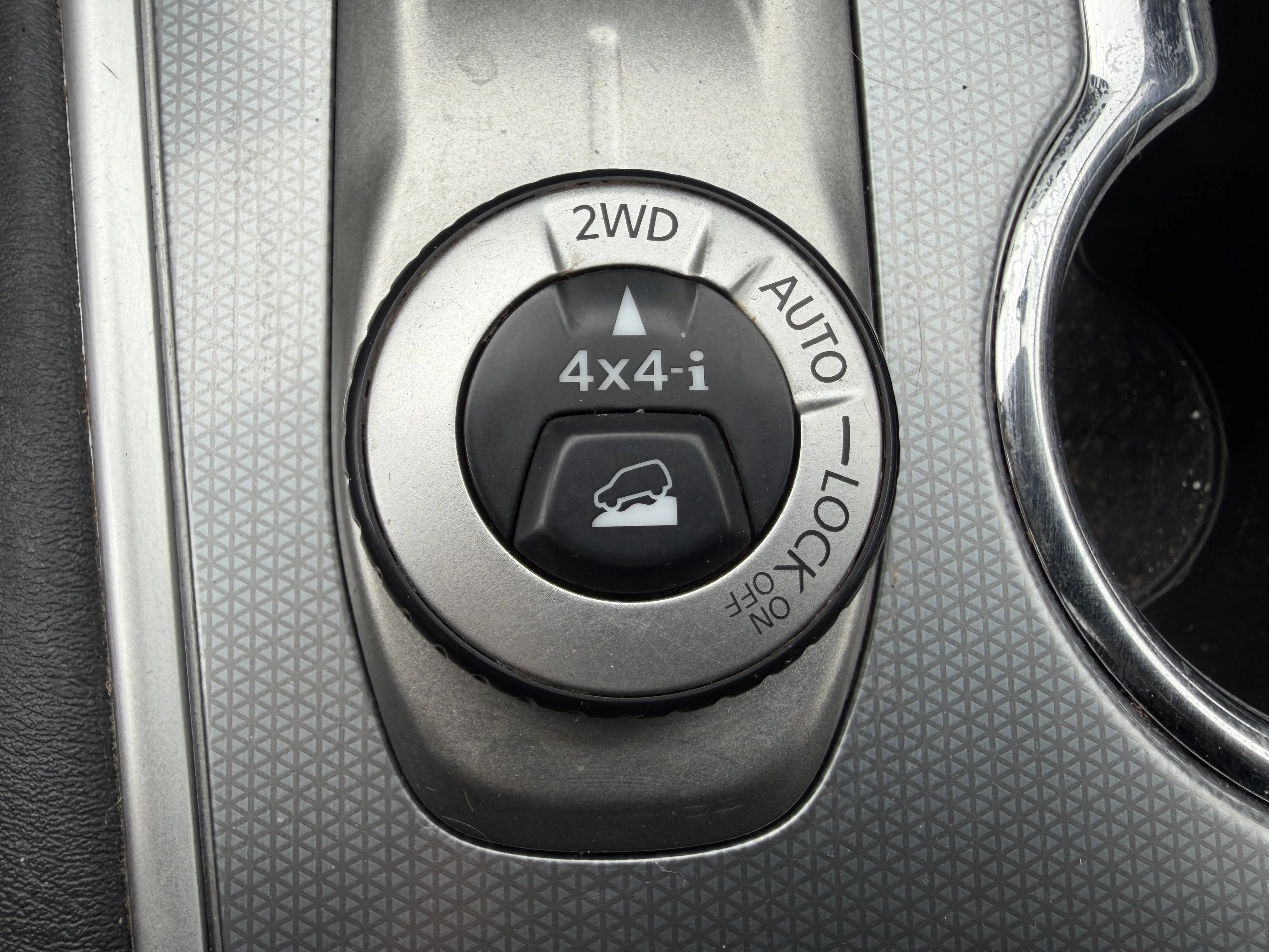 Used 2019 Glacier White Nissan SL image 18