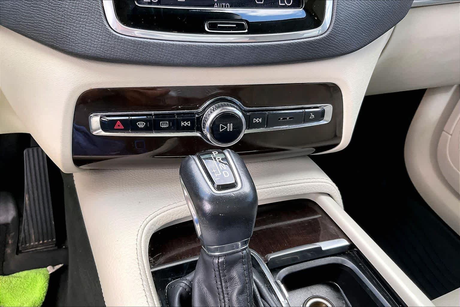 Used 2019 Crystal White Pearl Metallic Volvo Momentum image 33