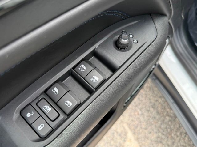 New 2026 Bright White Clearcoat Jeep Latitude image 17