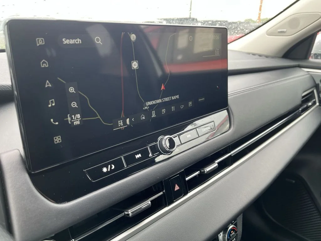 Used 2025 Silver Mitsubishi SE image 18