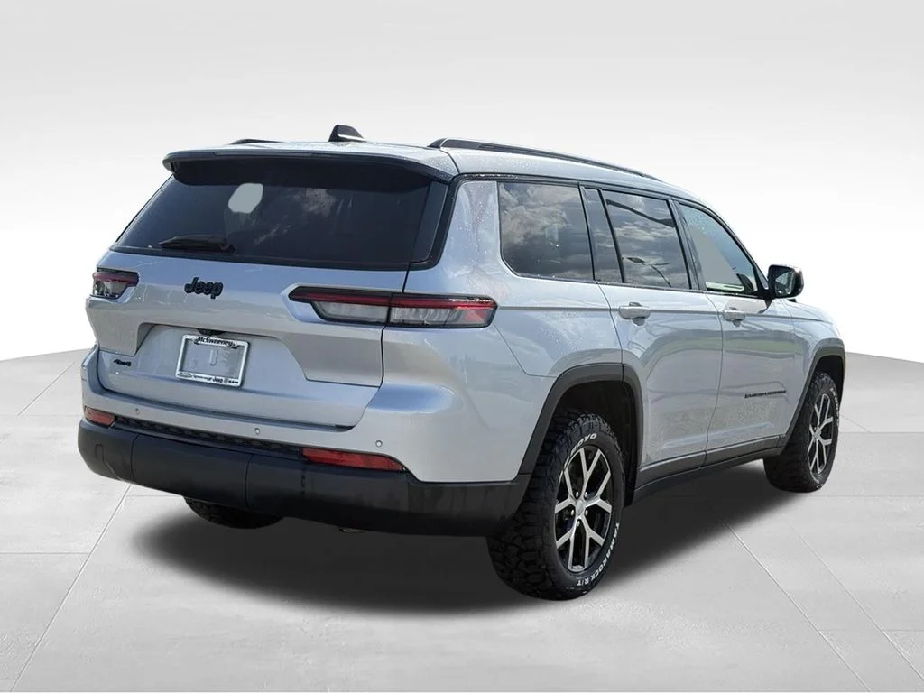 Used 2023 Silver Jeep Altitude image 26