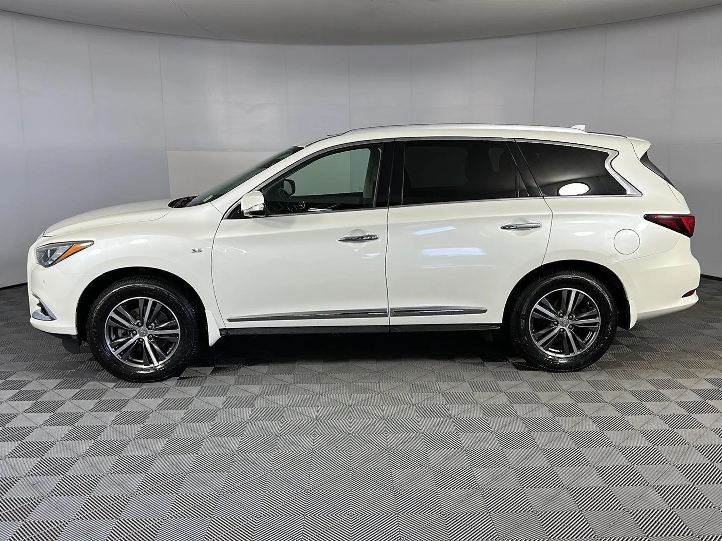 Used 2019 Majestic White INFINITI LUXE image 20