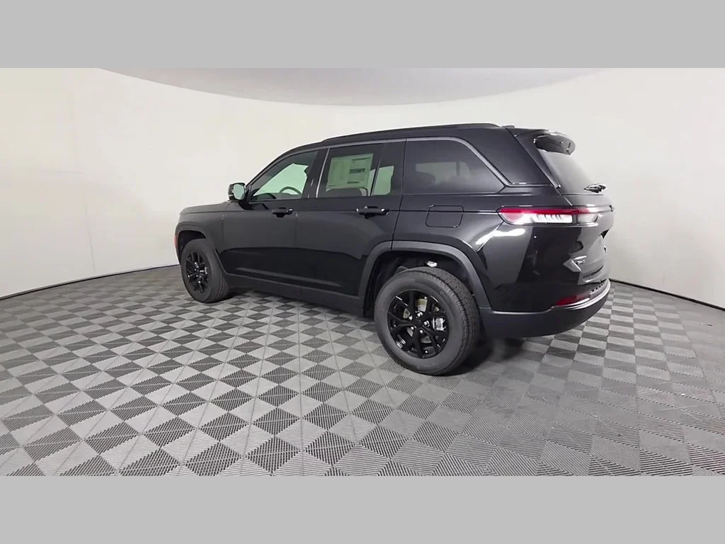 New 2026 Diamond Black Crystal Pearl-Coat Exterior Paint Jeep Laredo Altitude image 31