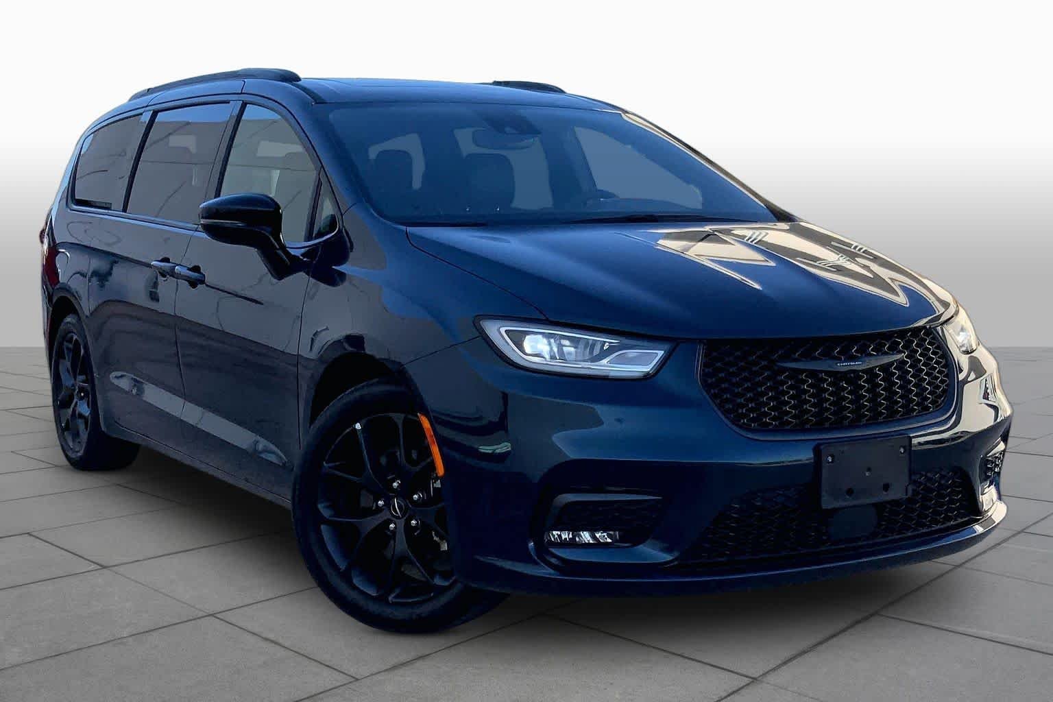 Used 2025 Fathom Blue Pearlcoat Chrysler Limited image 3