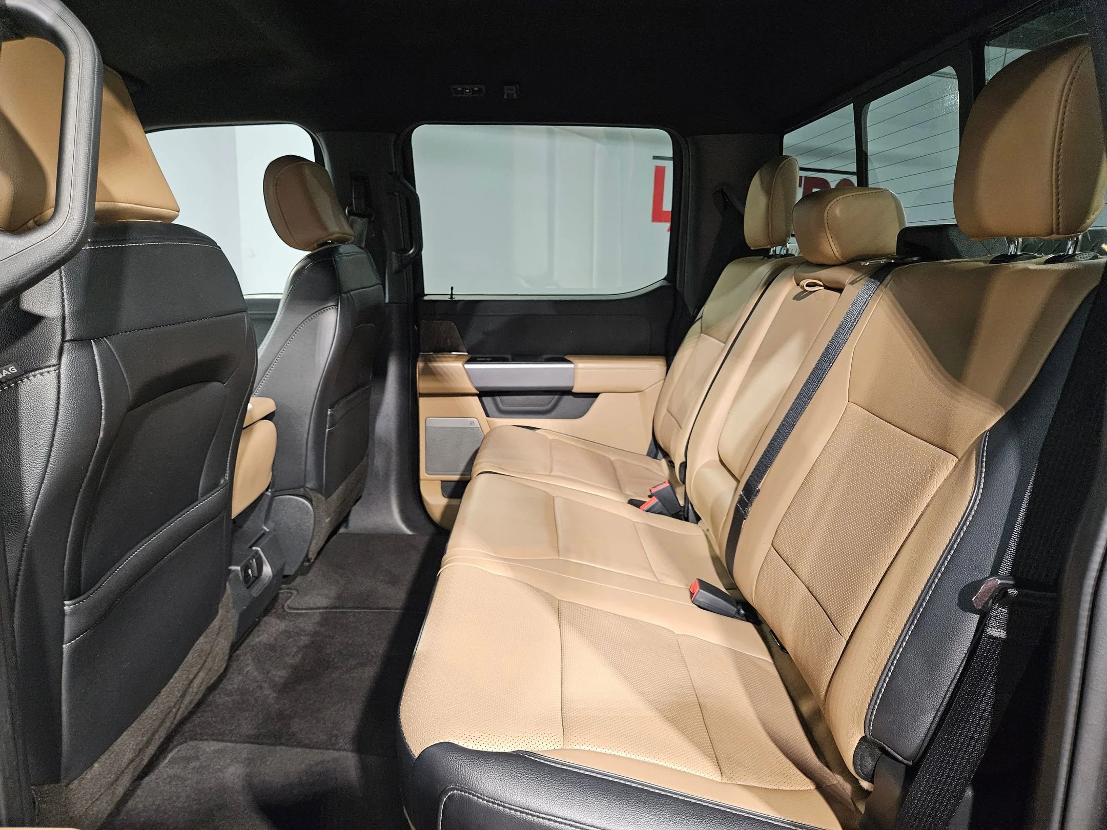 Used 2022 Smoked Quartz Metallic Tinted Clearcoat Ford LARIAT image 36