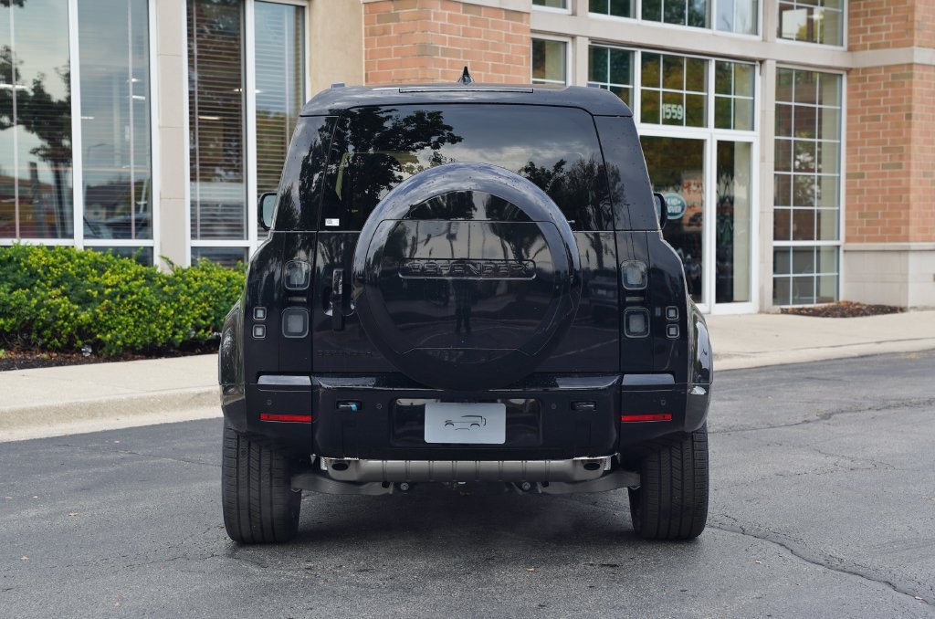New 2026 Santorini Black Land Rover X-Dynamic SE image 5