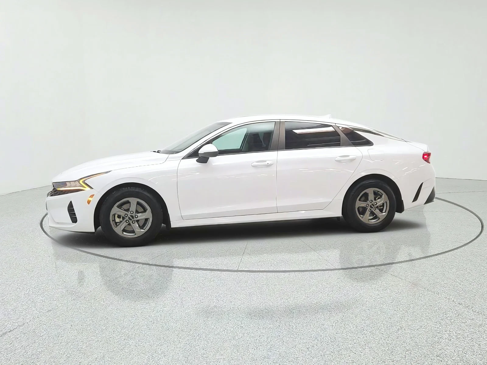 Used 2023 Glacial White Pearl Kia LXS image 8