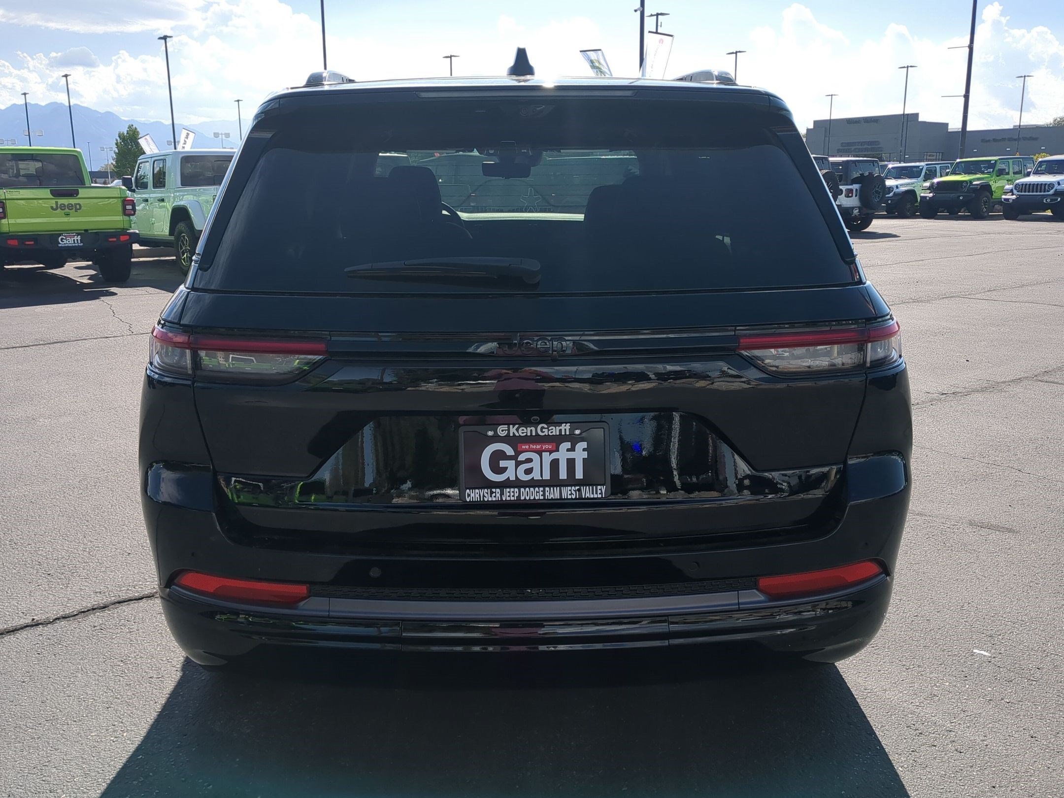 New 2026 Diamond Black Crystal Pearl-Coat Exterior Paint Jeep Limited Reserve image 5