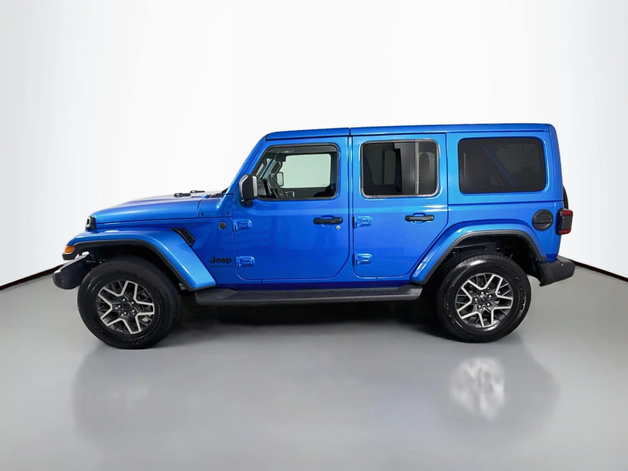 Used 2025 Hydro Blue Pearlcoat Jeep Sahara image 4