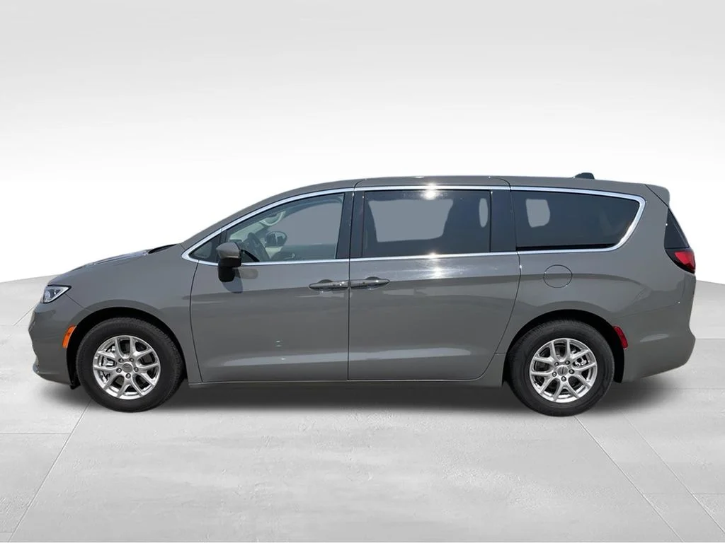 Used 2023 Ceramic Gray Clearcoat Chrysler Touring L image 26